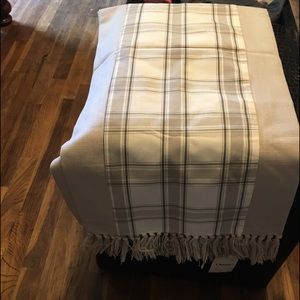 Chassic premium table runner